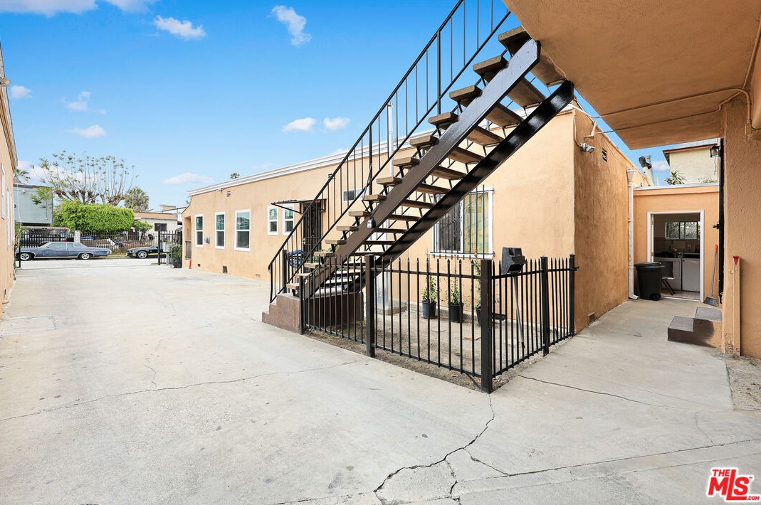 5439 Carlin St, Los Angeles CA  90016-3341 exterior