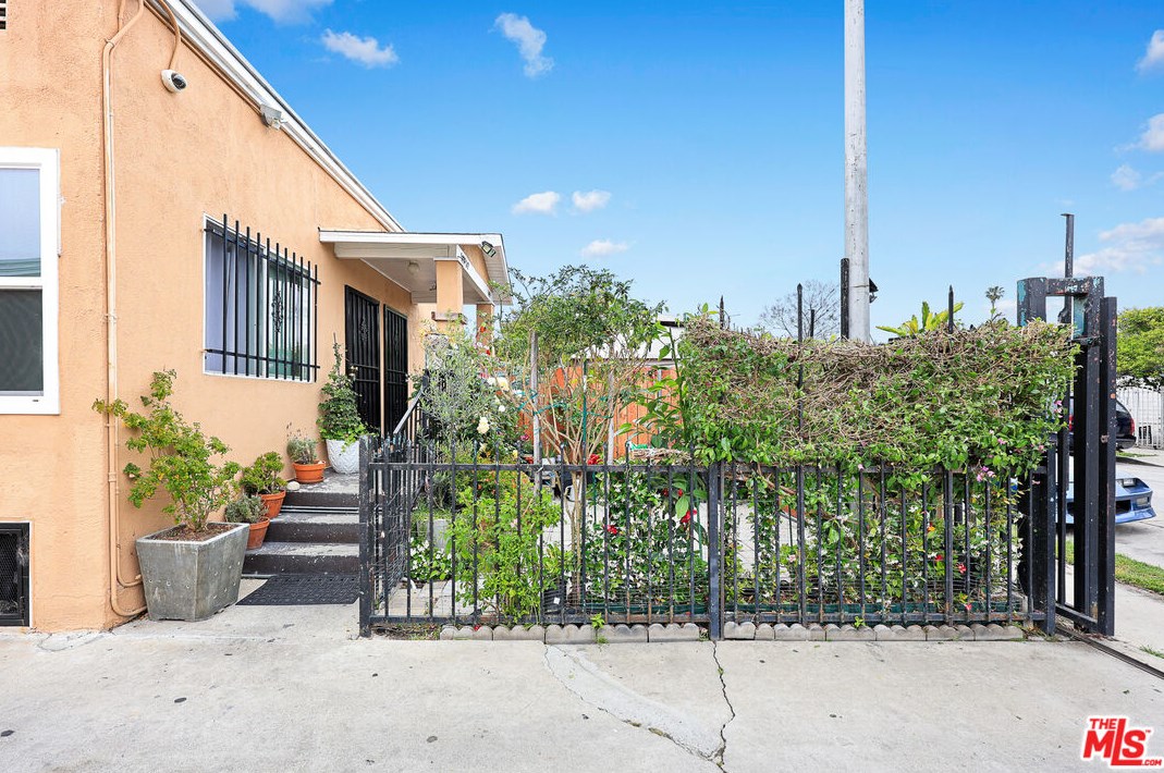 5439 Carlin St, Los Angeles CA  90016-3341 exterior