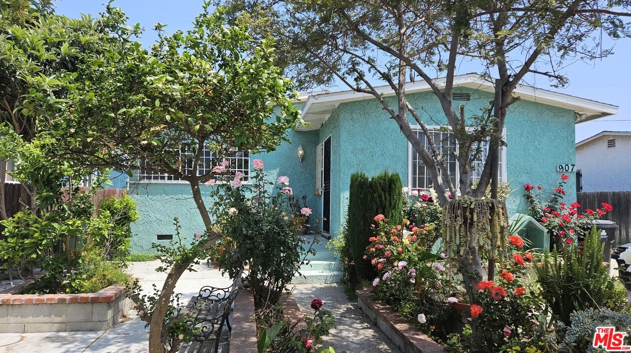 907 104th St, Los Angeles, CA 90002-3256