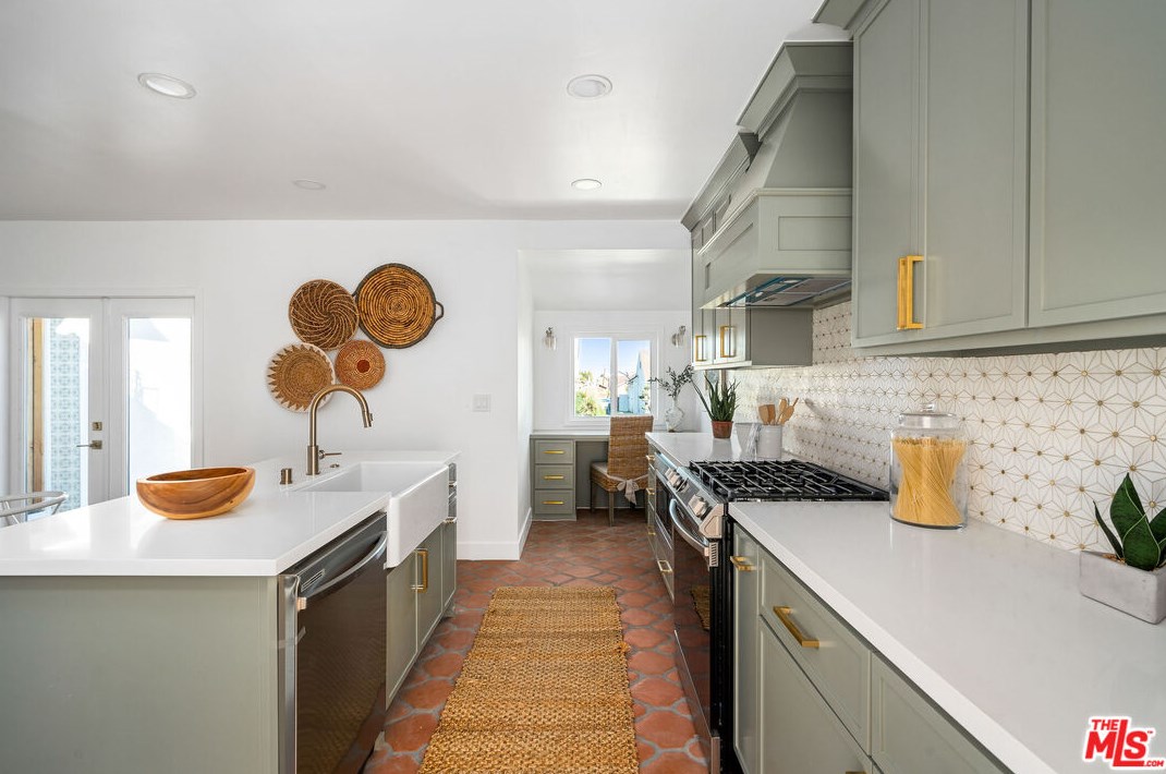 5715 Mullen Ave, Los Angeles CA  90043-2328 exterior