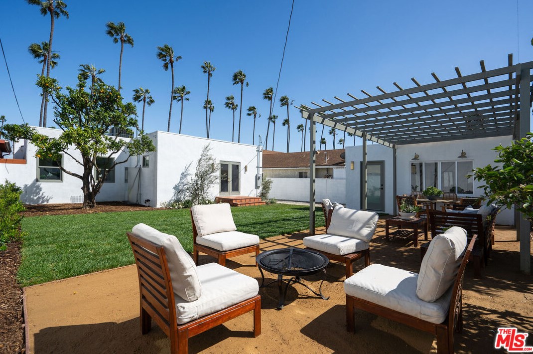 5715 Mullen Ave, Los Angeles CA  90043-2328 exterior