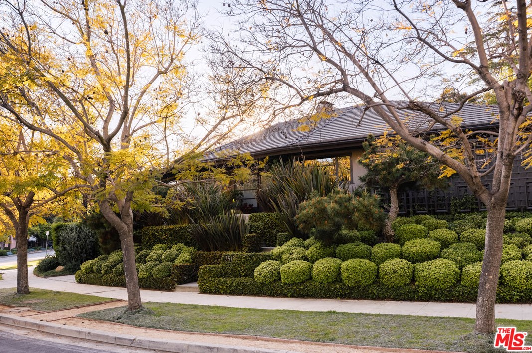 2517 Aberdeen Ave, Los Angeles, CA 90027-1219