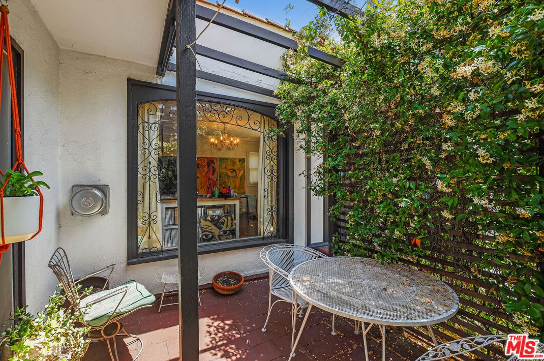 3043 Berkeley Ave, Los Angeles CA  90026-1627 exterior