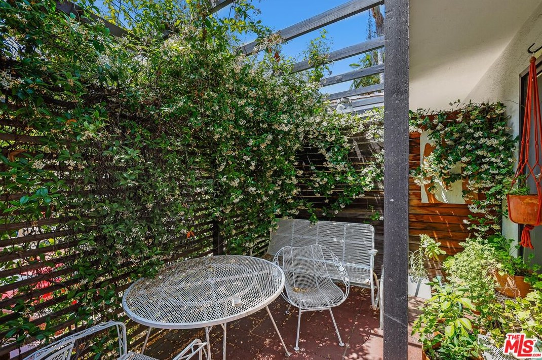 3043 Berkeley Ave, Los Angeles CA  90026-1627 exterior