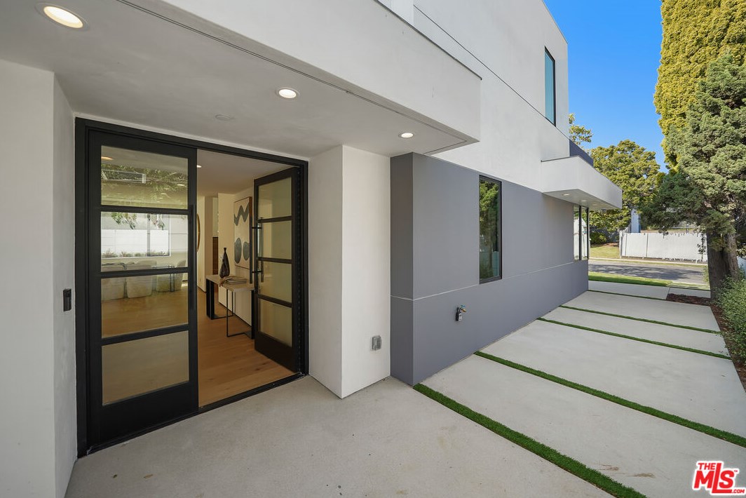 3027 Malcolm Ave, Los Angeles, CA 90034-3405