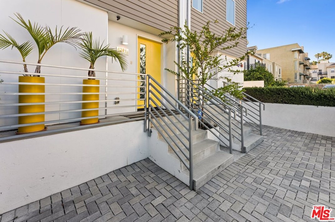 421 Wilton Pl, Los Angeles CA  90004-1620 exterior