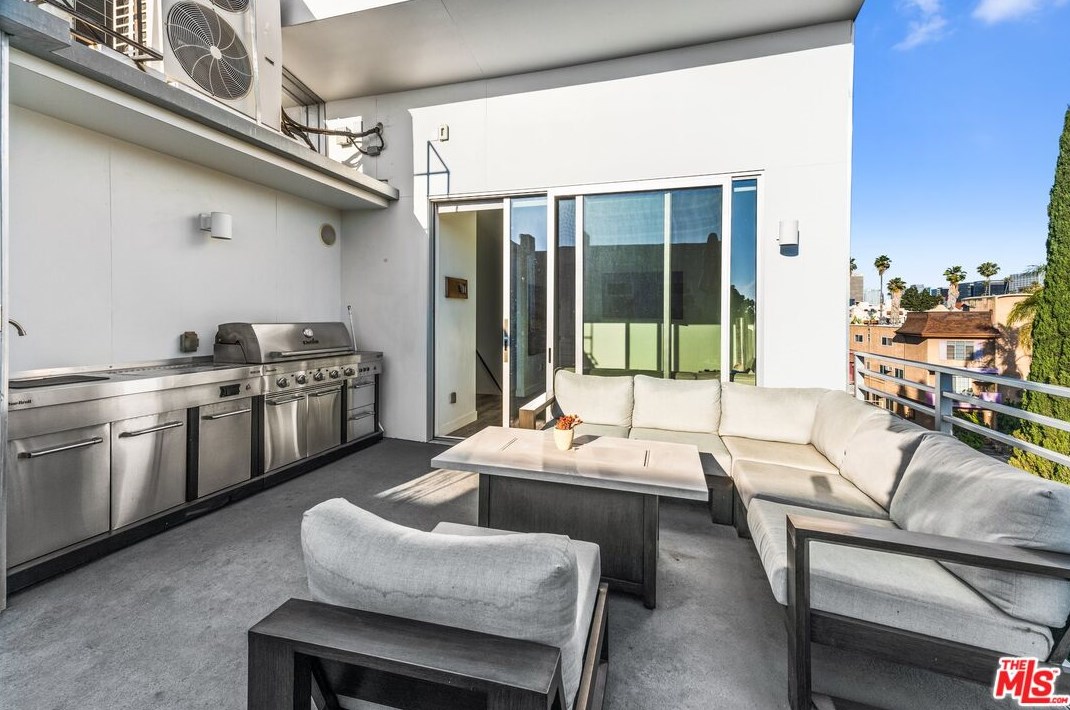 421 Wilton Pl, Los Angeles CA  90004-1620 exterior