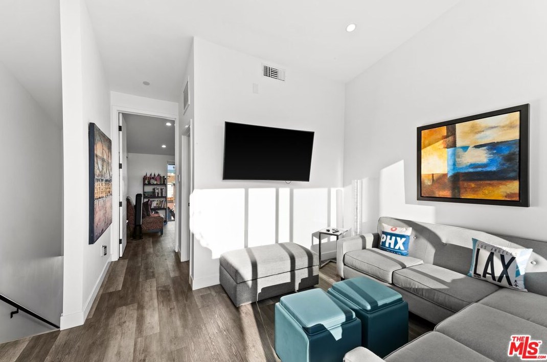 421 Wilton Pl, Los Angeles CA  90004-1620 exterior