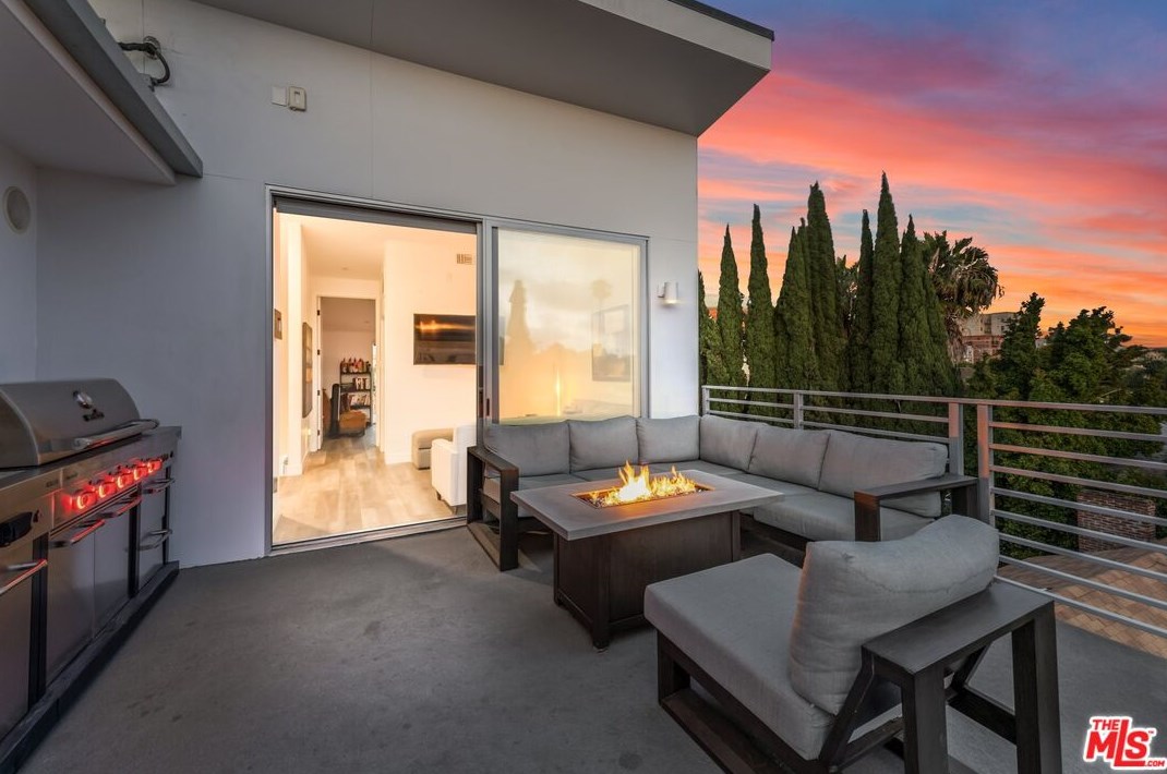 421 Wilton Pl, Los Angeles CA  90004-1620 exterior
