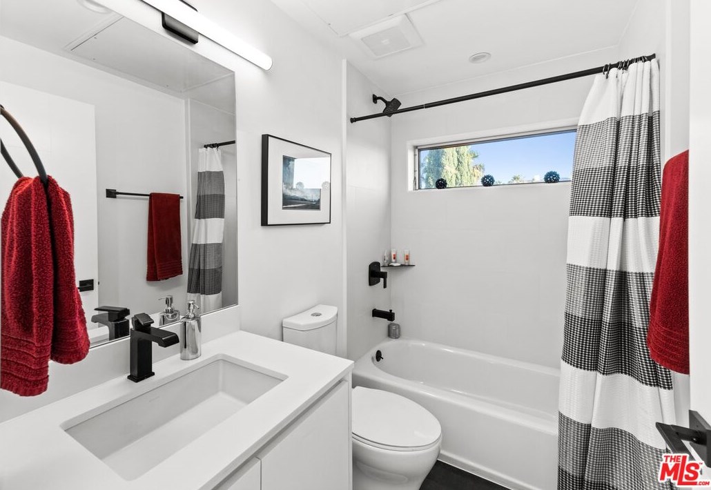 421 Wilton Pl, Los Angeles CA  90004-1620 exterior