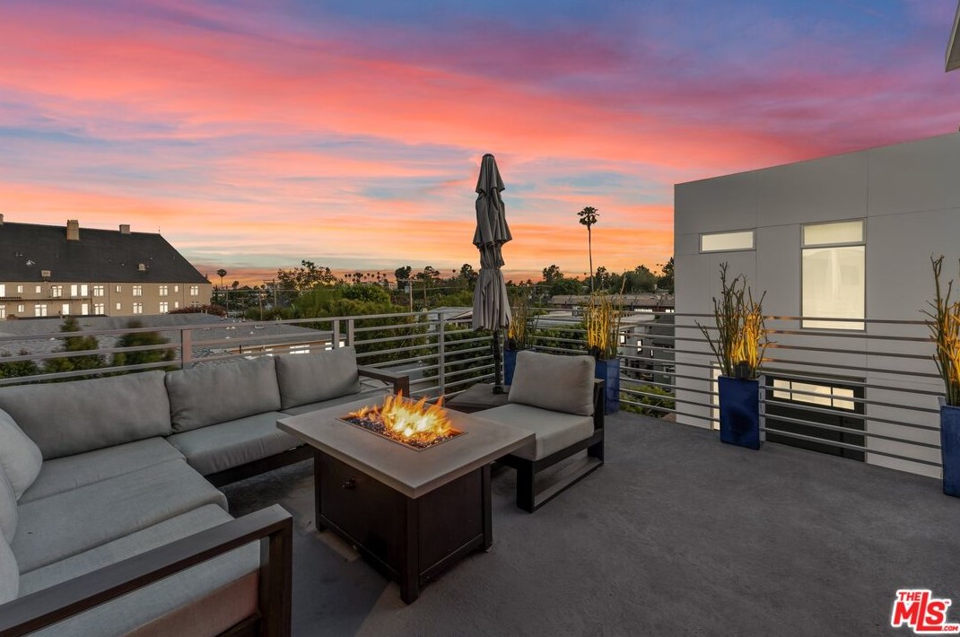 421 Wilton Pl, Los Angeles CA  90004-1620 exterior