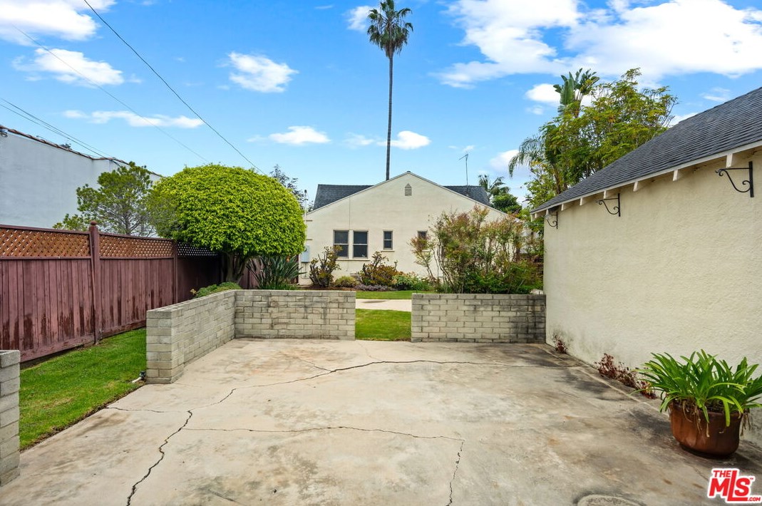 2315 Manning Ave, Los Angeles CA  90064-2207 exterior
