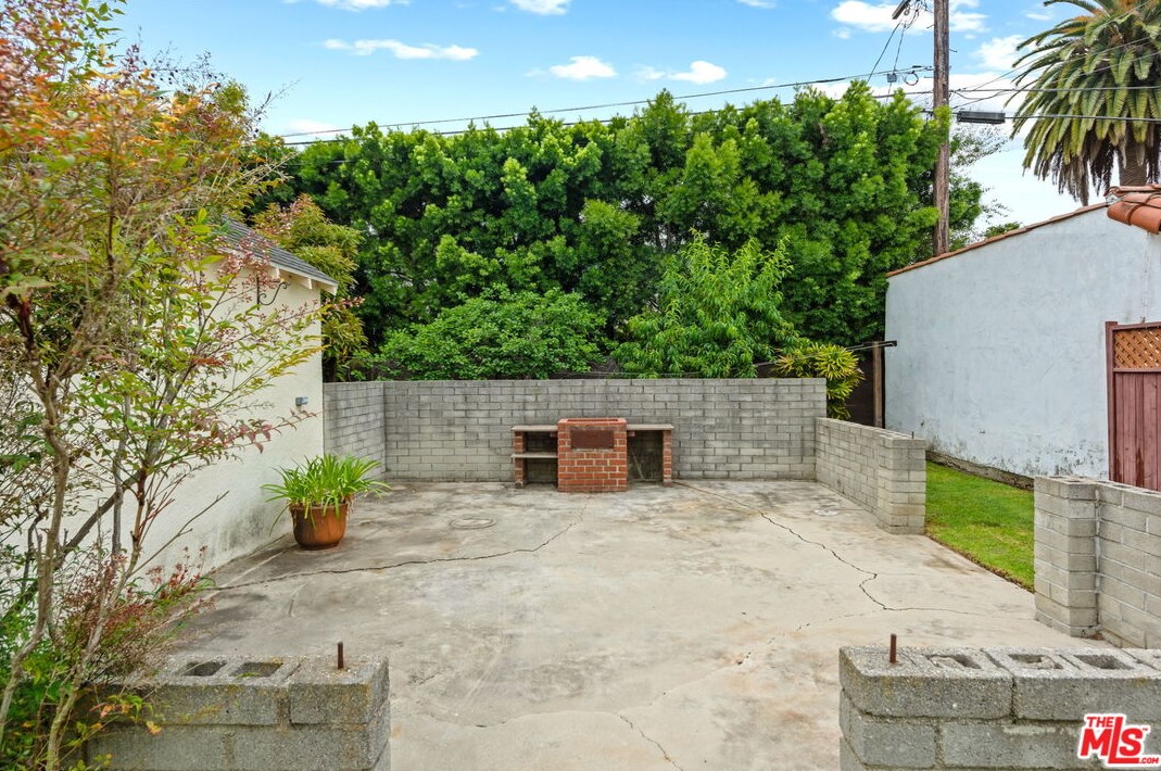 2315 Manning Ave, Los Angeles CA  90064-2207 exterior