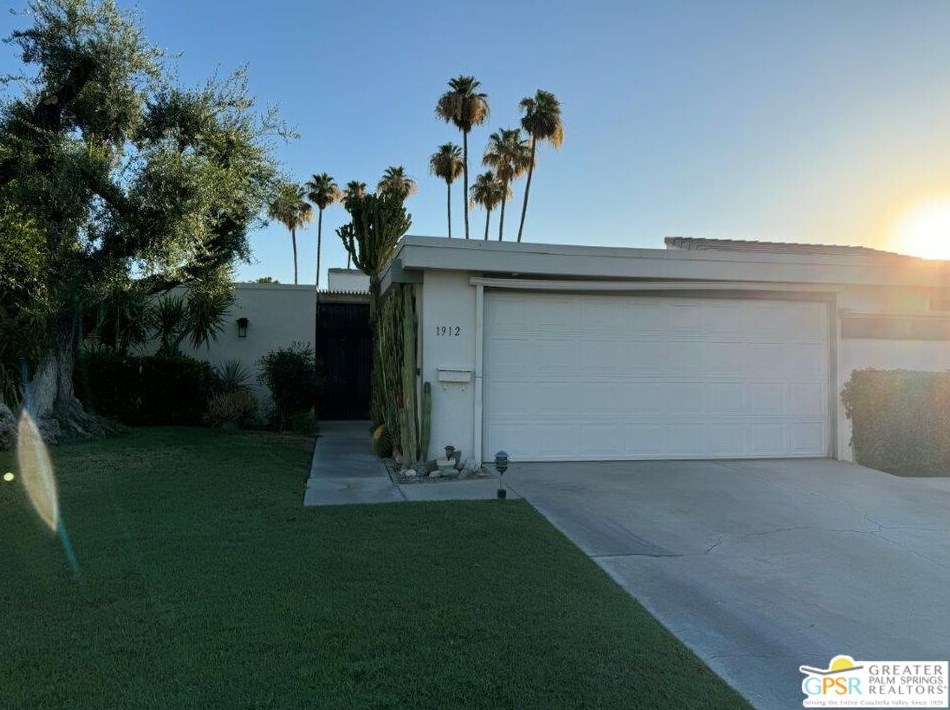 1912 Grand Bahama Dr, Palm Springs, CA 92264-8560