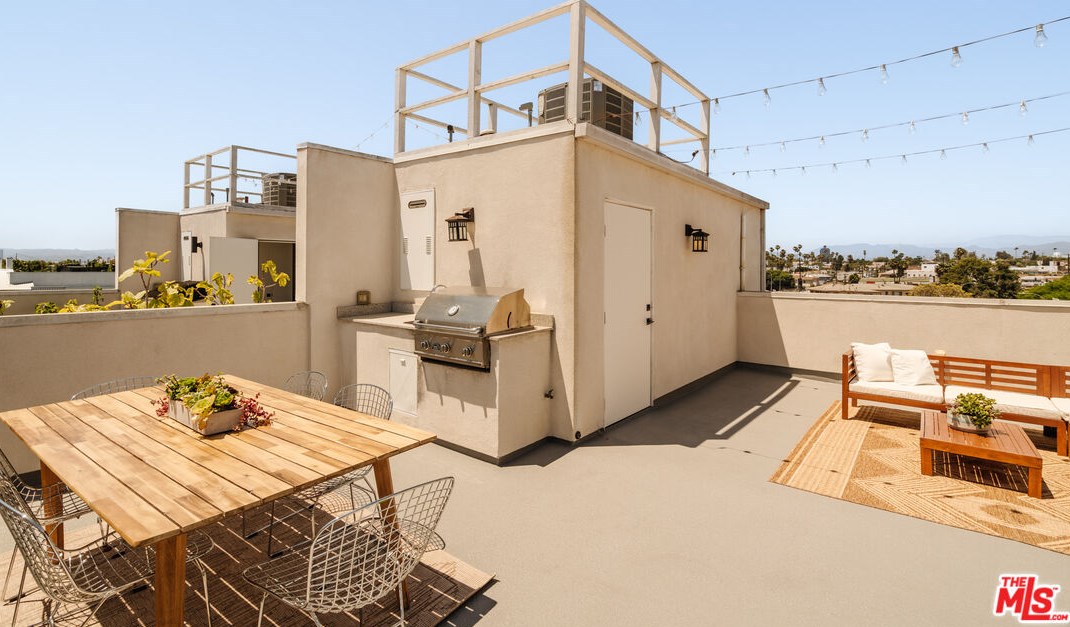 1824 Redondo Blvd, Los Angeles CA  90019-5364 exterior