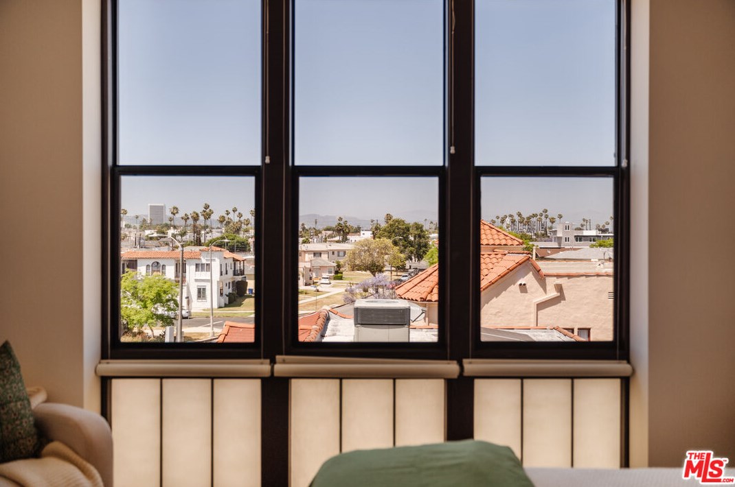 1824 Redondo Blvd, Los Angeles CA  90019-5364 exterior