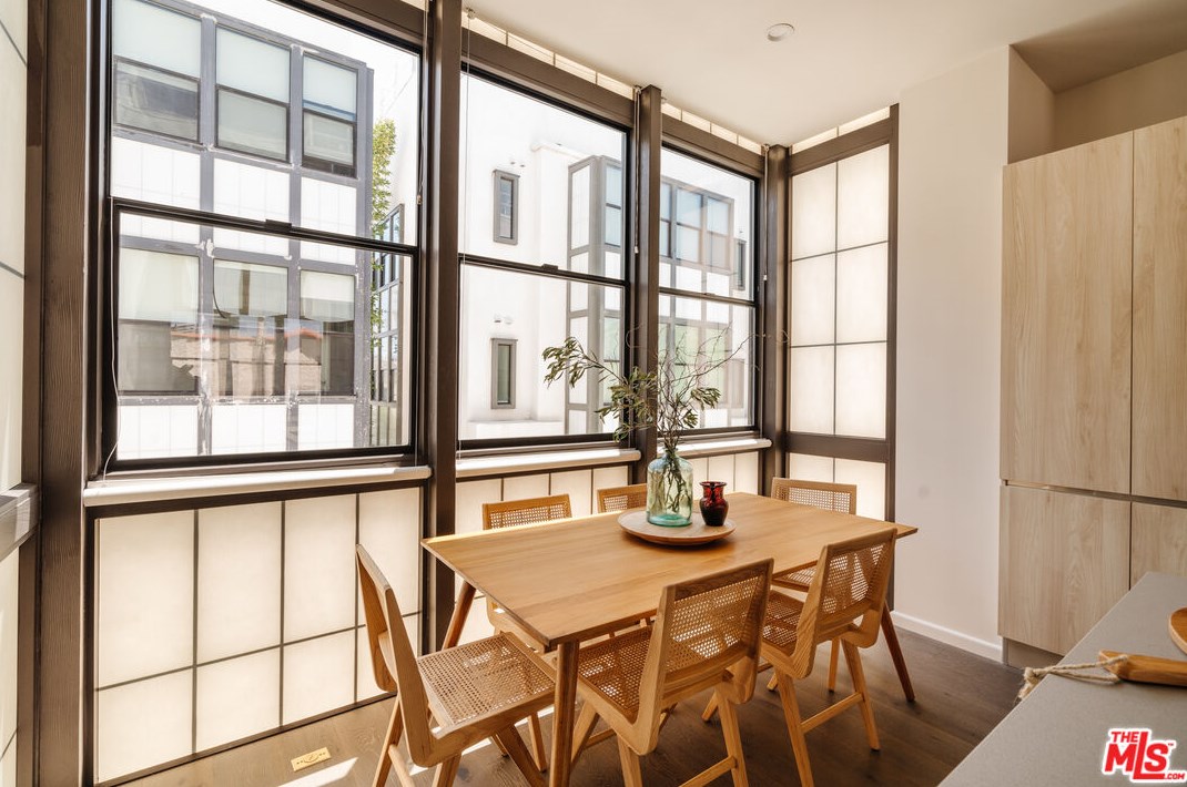 1824 Redondo Blvd, Los Angeles CA  90019-5364 exterior