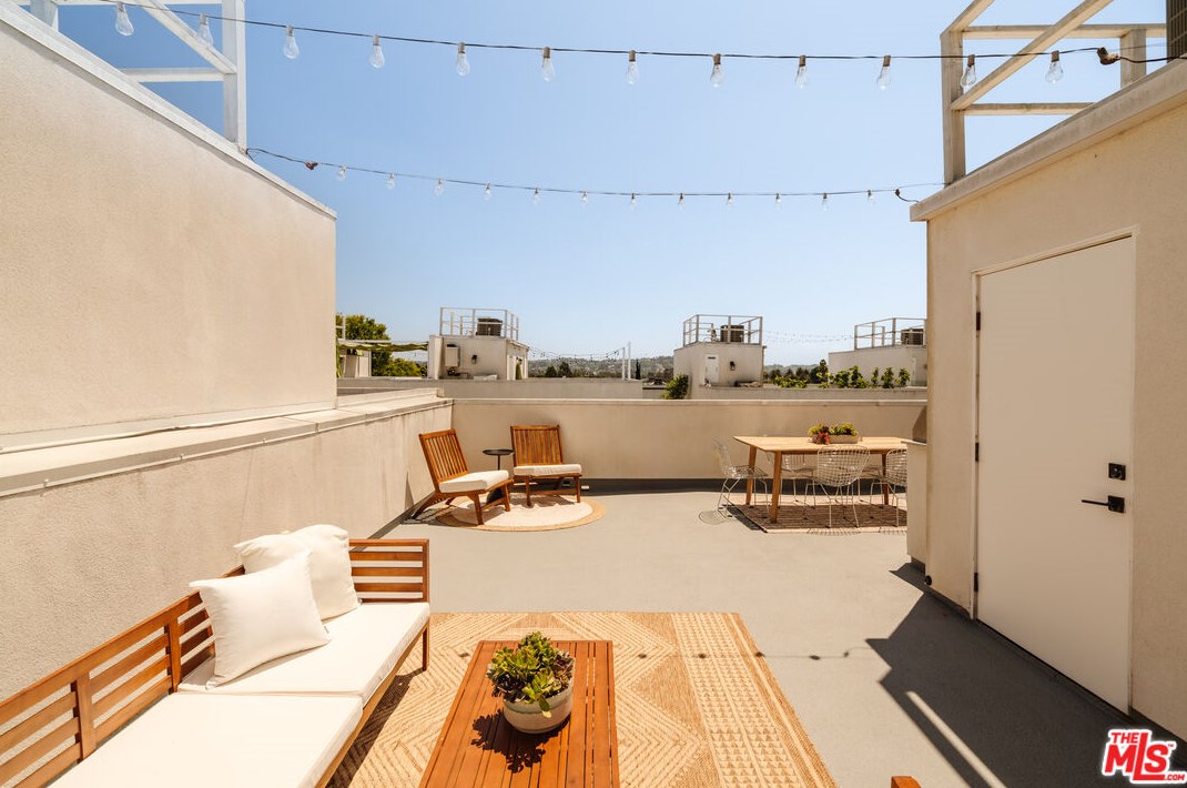 1824 Redondo Blvd, Los Angeles CA  90019-5364 exterior