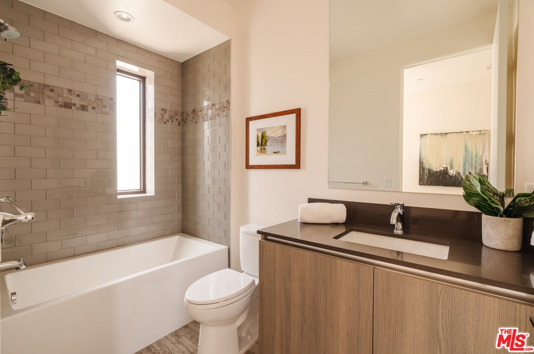 1824 Redondo Blvd, Los Angeles CA  90019-5364 exterior