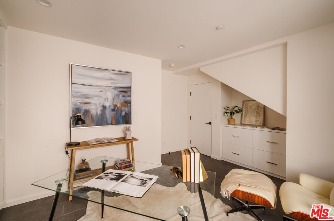 1824 Redondo Blvd, Los Angeles CA  90019-5364 exterior