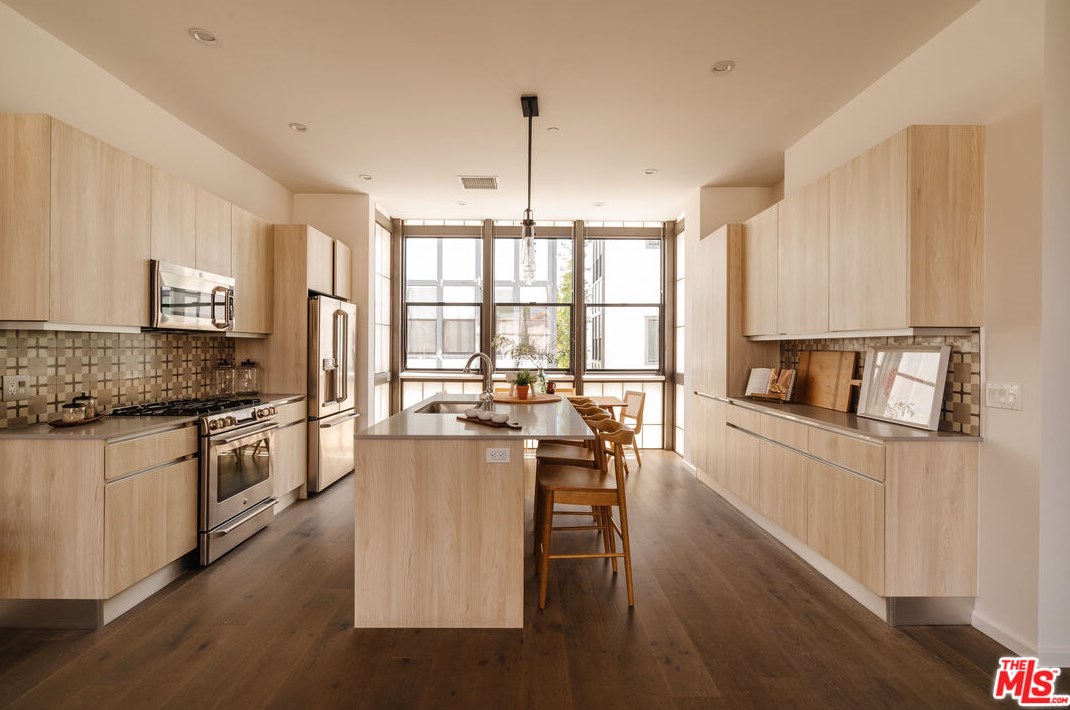 1824 Redondo Blvd, Los Angeles CA  90019-5364 exterior