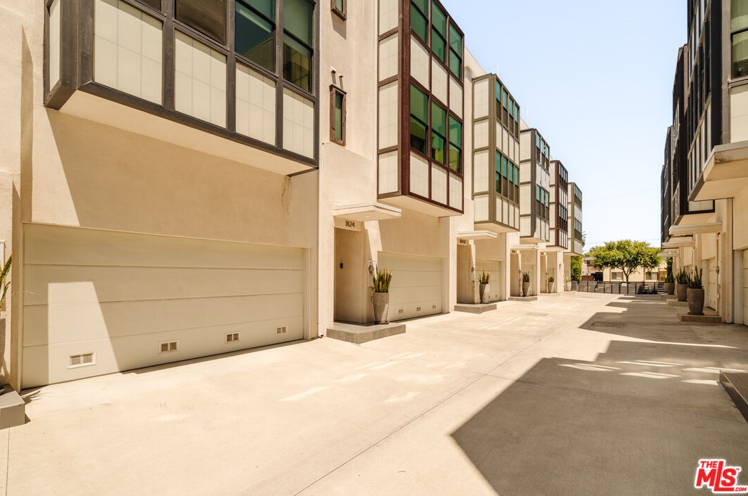 1824 Redondo Blvd, Los Angeles CA  90019-5364 exterior