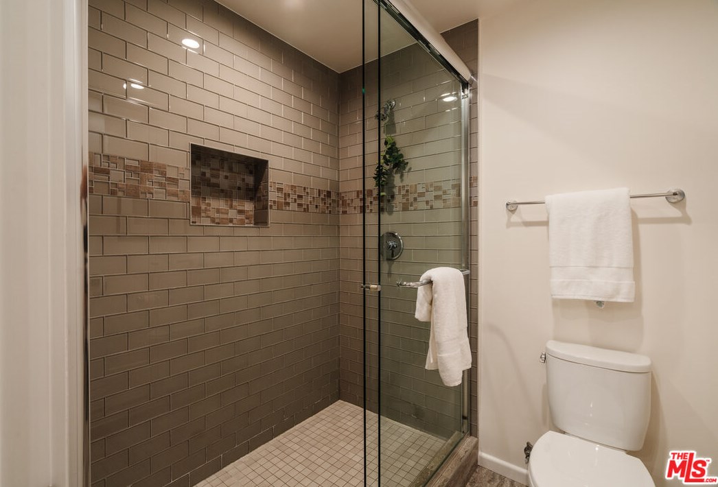 1824 Redondo Blvd, Los Angeles CA  90019-5364 exterior