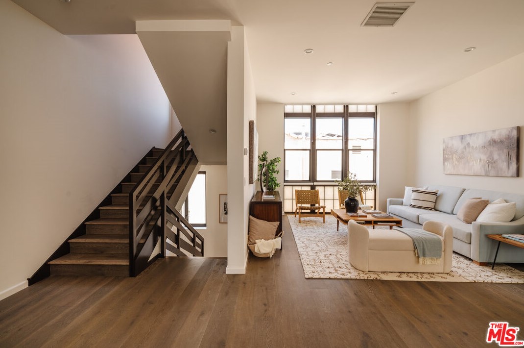 1824 Redondo Blvd, Los Angeles CA  90019-5364 exterior