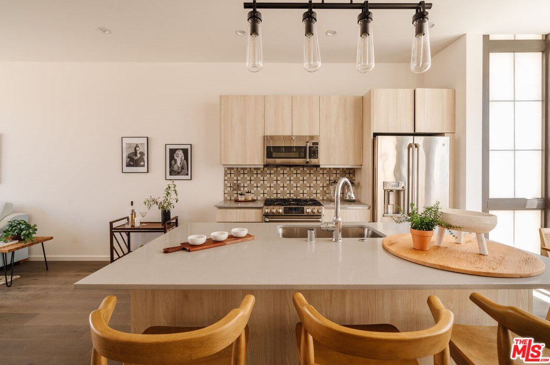 1824 Redondo Blvd, Los Angeles CA  90019-5364 exterior