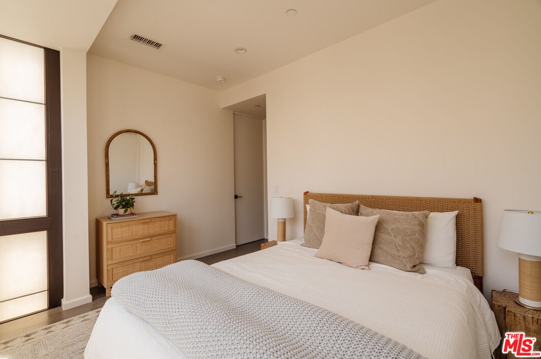 1824 Redondo Blvd, Los Angeles CA  90019-5364 exterior