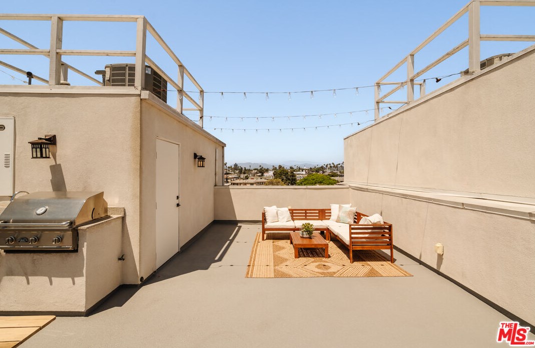 1824 Redondo Blvd, Los Angeles CA  90019-5364 exterior