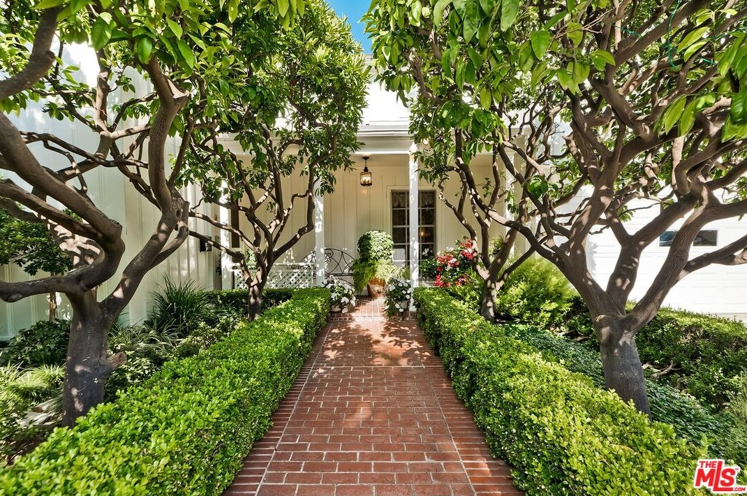226 S Mccarty Dr, Beverly Hills, CA 90212