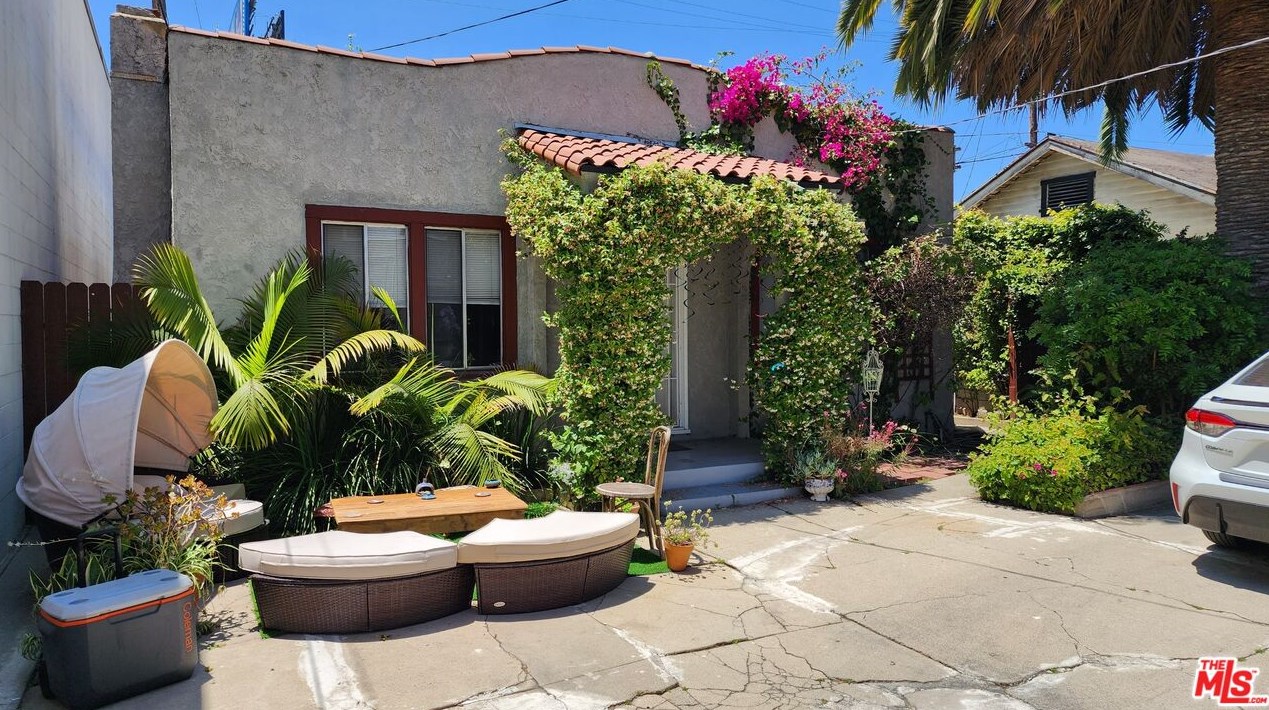 1143 N Sycamore Ave, Los Angeles, CA 90038