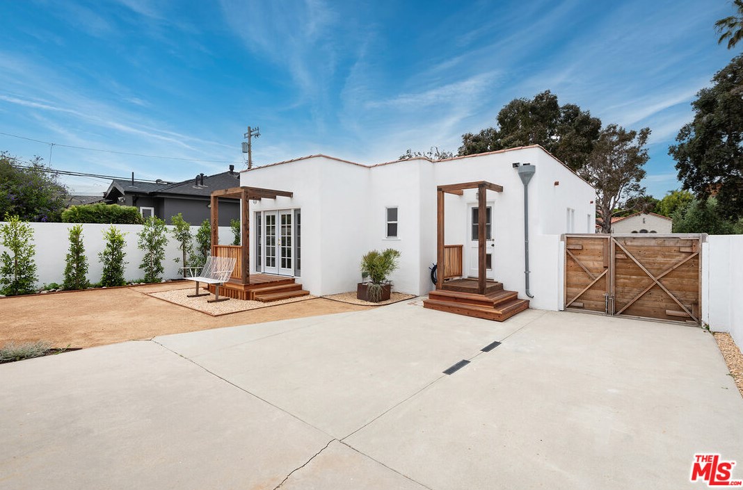 3782 Moore St, Los Angeles, CA 90066-3533