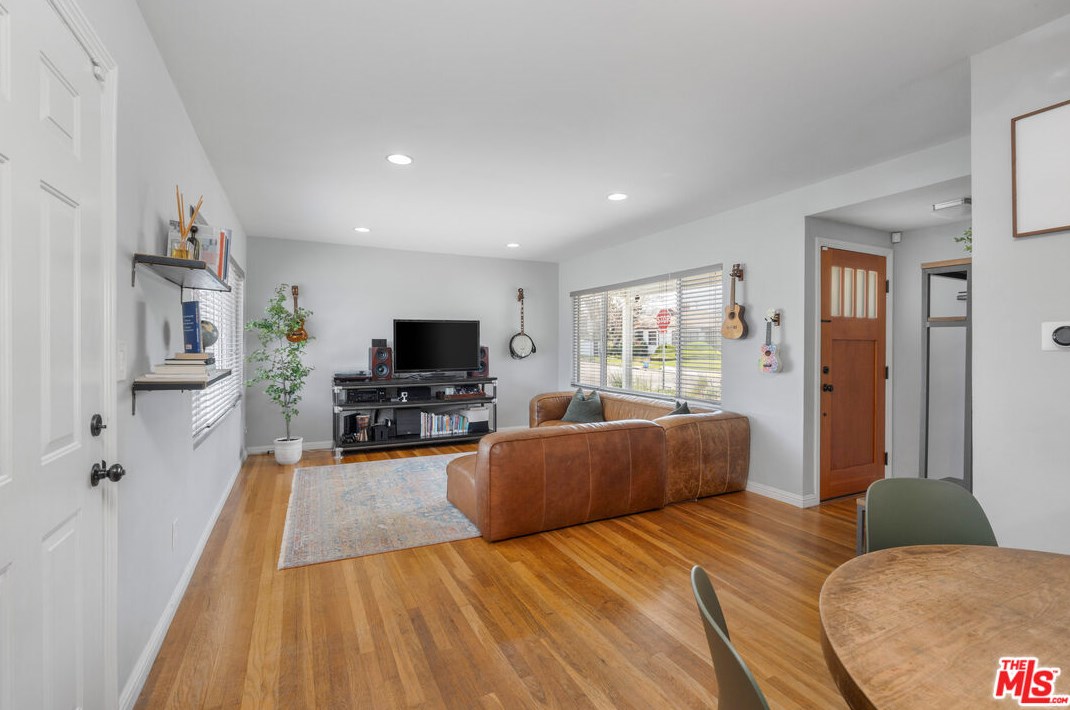 2003 115th St, Hawthorne, CA 90250-1900