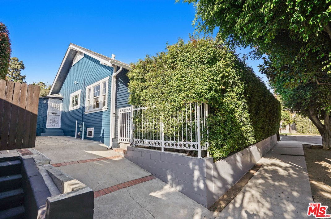 1903 Berkeley Ave, Los Angeles CA  90026-2567 exterior