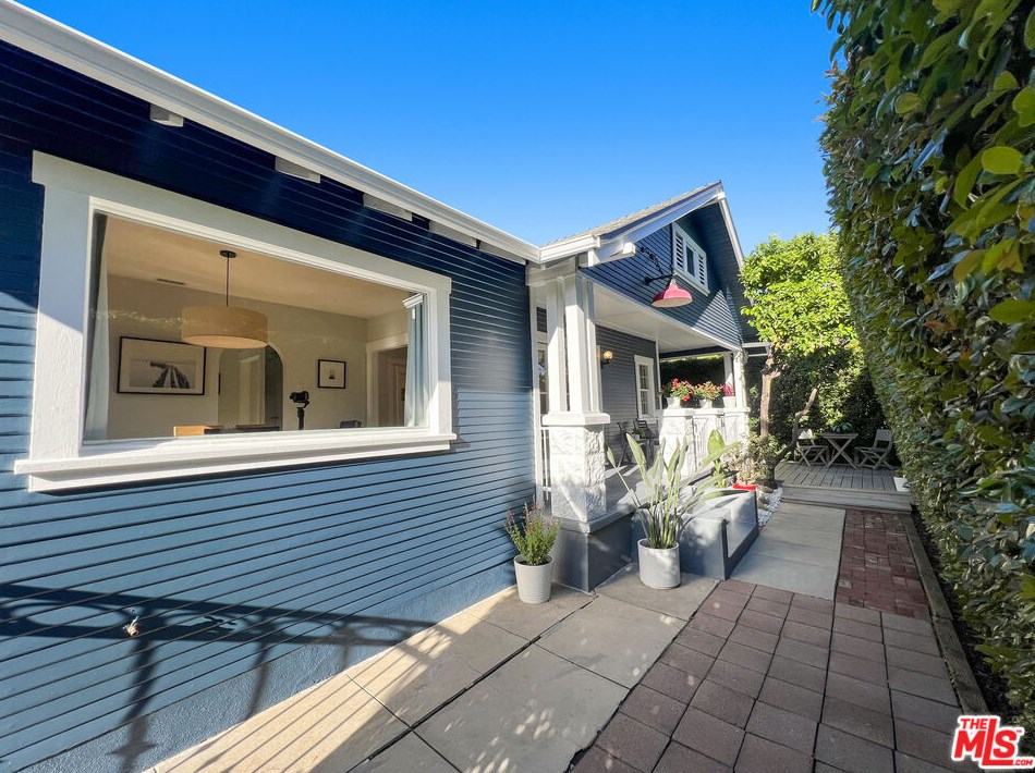 1903 Berkeley Ave, Los Angeles, CA 90026-2567