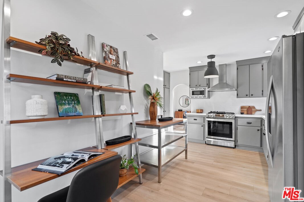 1903 Berkeley Ave, Los Angeles CA  90026-2567 exterior
