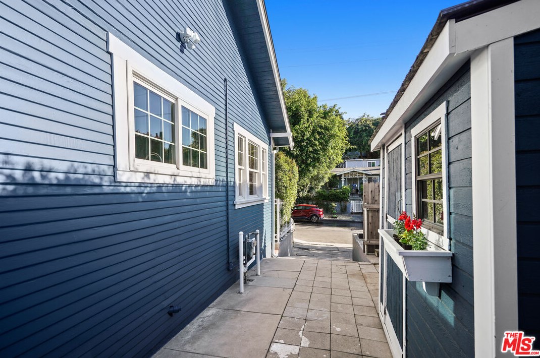 1903 Berkeley Ave, Los Angeles CA  90026-2567 exterior