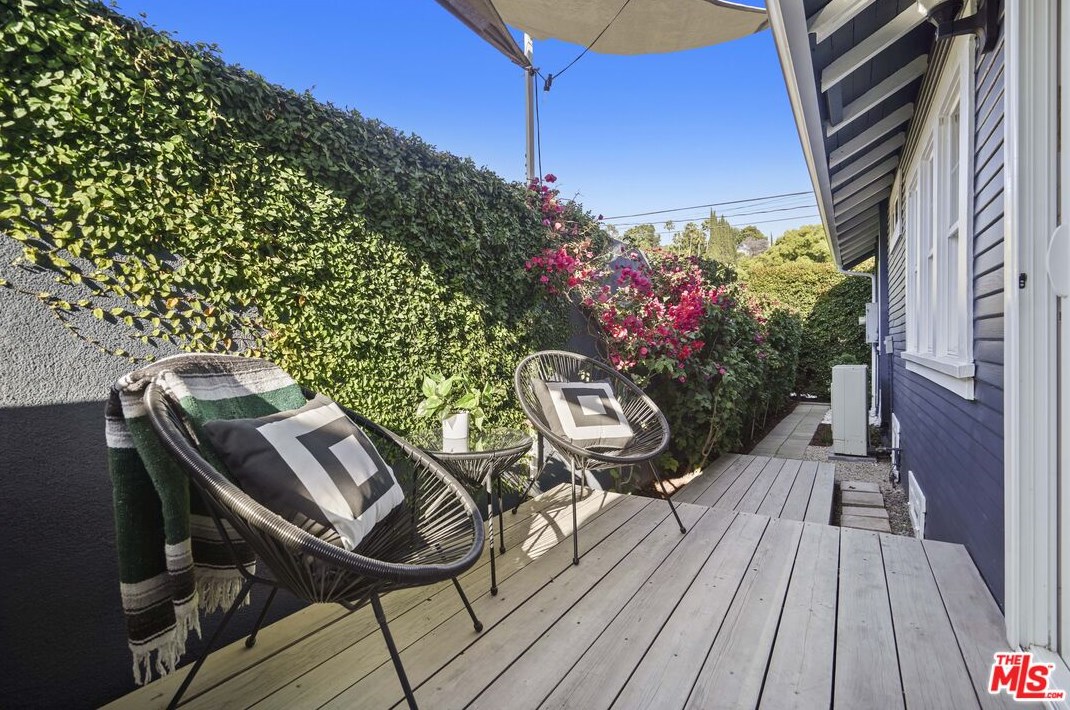 1903 Berkeley Ave, Los Angeles CA  90026-2567 exterior