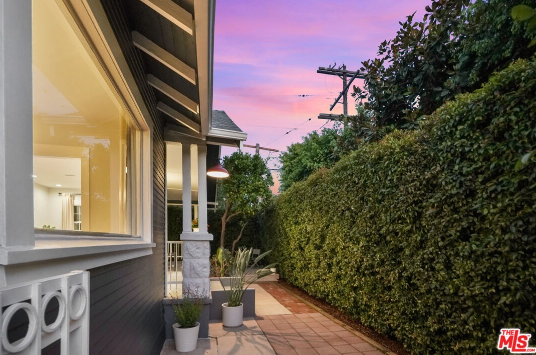 1903 Berkeley Ave, Los Angeles CA  90026-2567 exterior