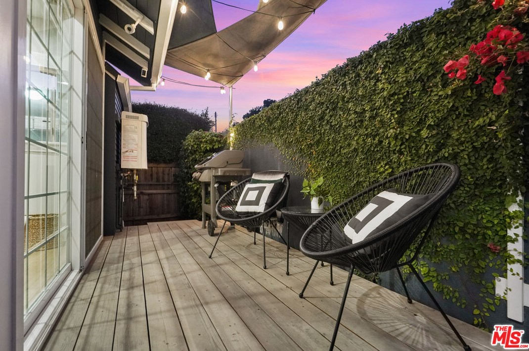 1903 Berkeley Ave, Los Angeles CA  90026-2567 exterior