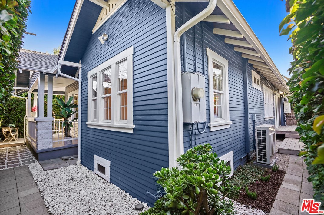 1903 Berkeley Ave, Los Angeles CA  90026-2567 exterior