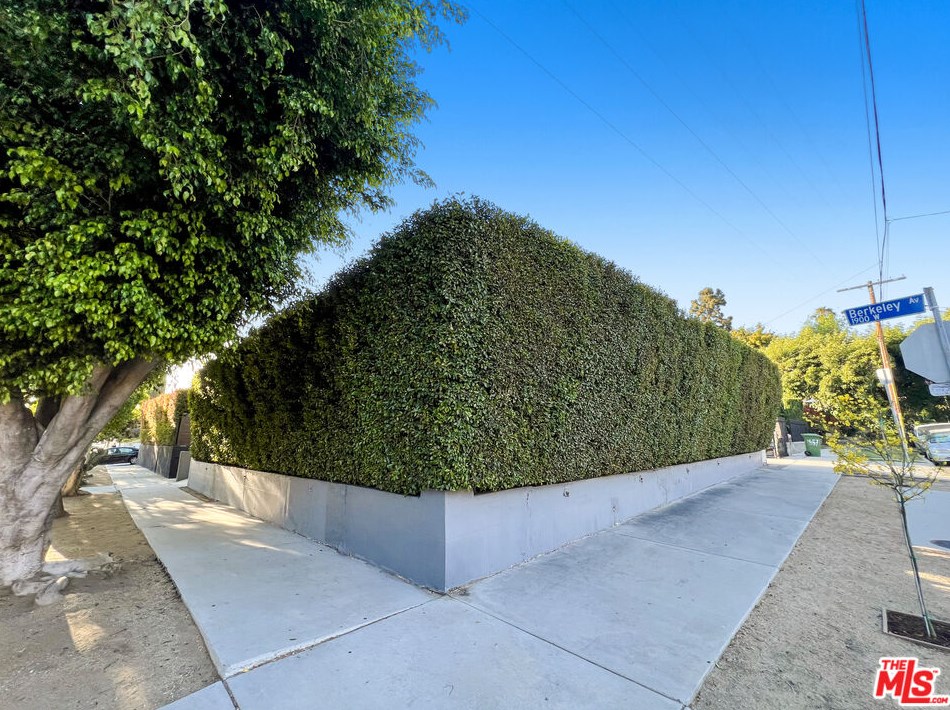 1903 Berkeley Ave, Los Angeles CA  90026-2567 exterior