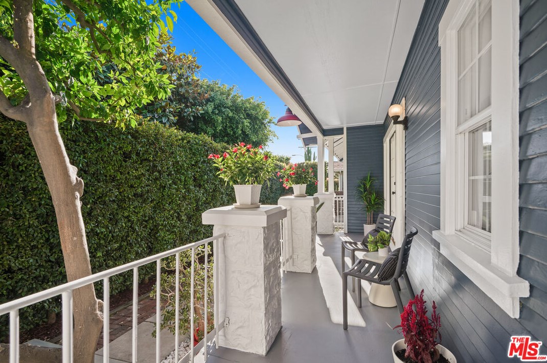 1903 Berkeley Ave, Los Angeles CA  90026-2567 exterior