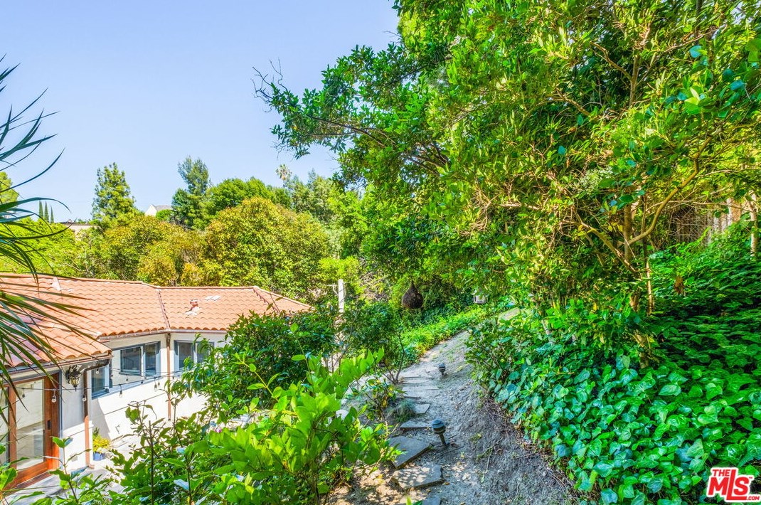 4217 Noble Ave, Van Nuys CA  91403-4012 exterior