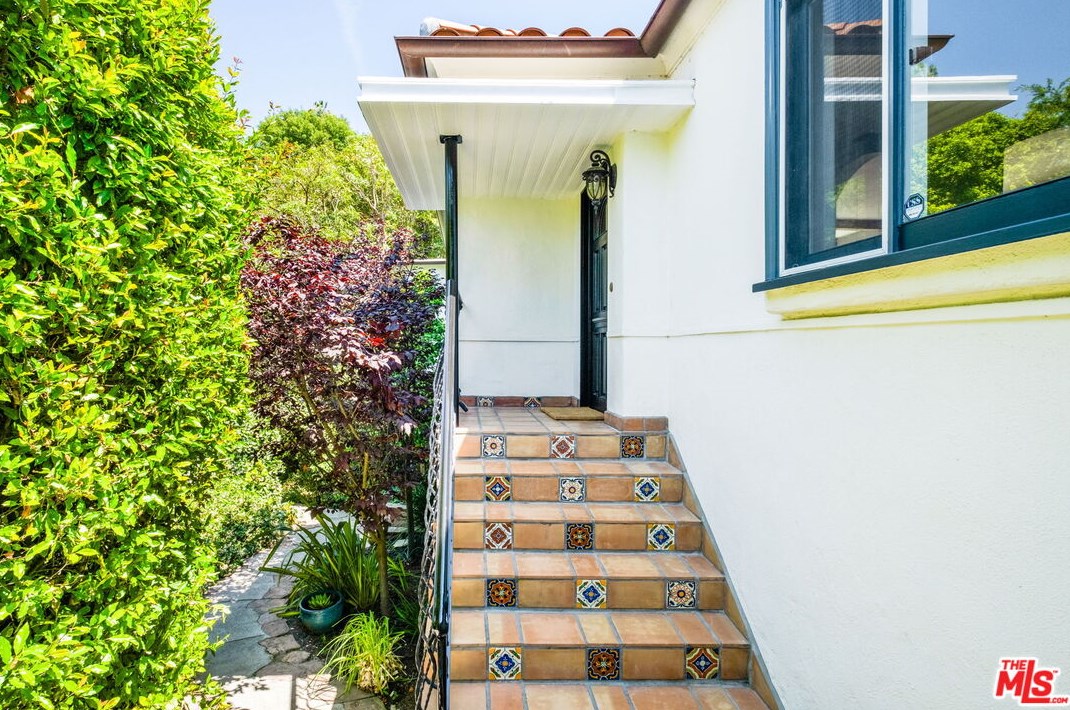 4217 Noble Ave, Van Nuys CA  91403-4012 exterior