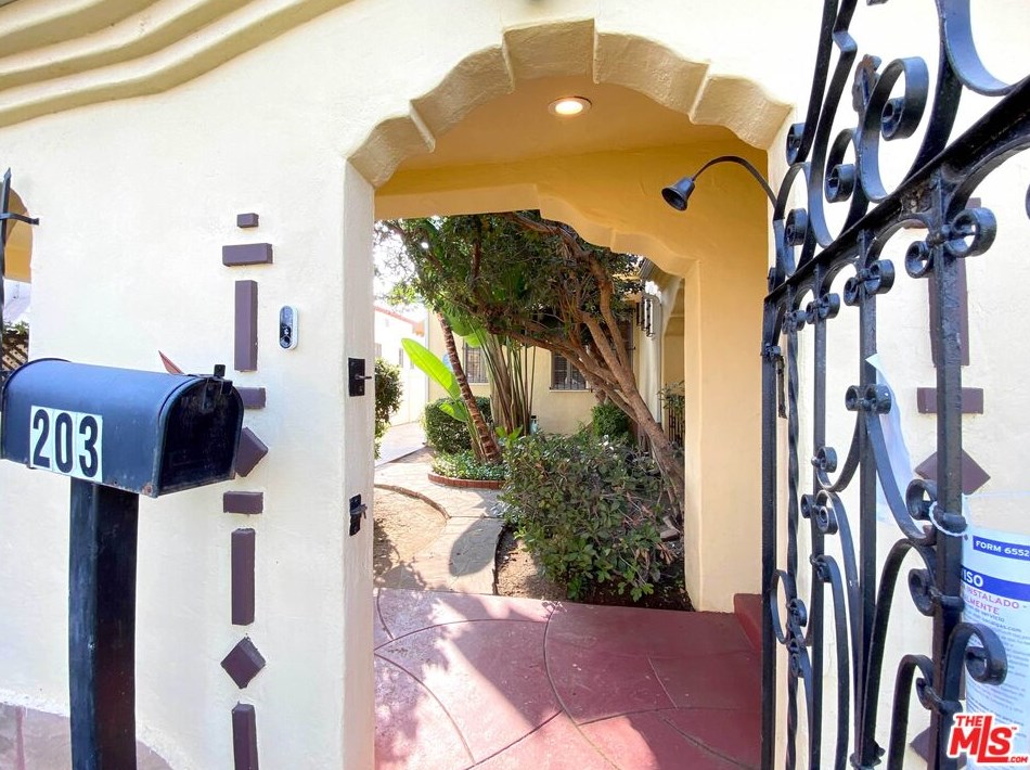 203 Doheny Dr, Beverly Hills CA  90211-1619 exterior