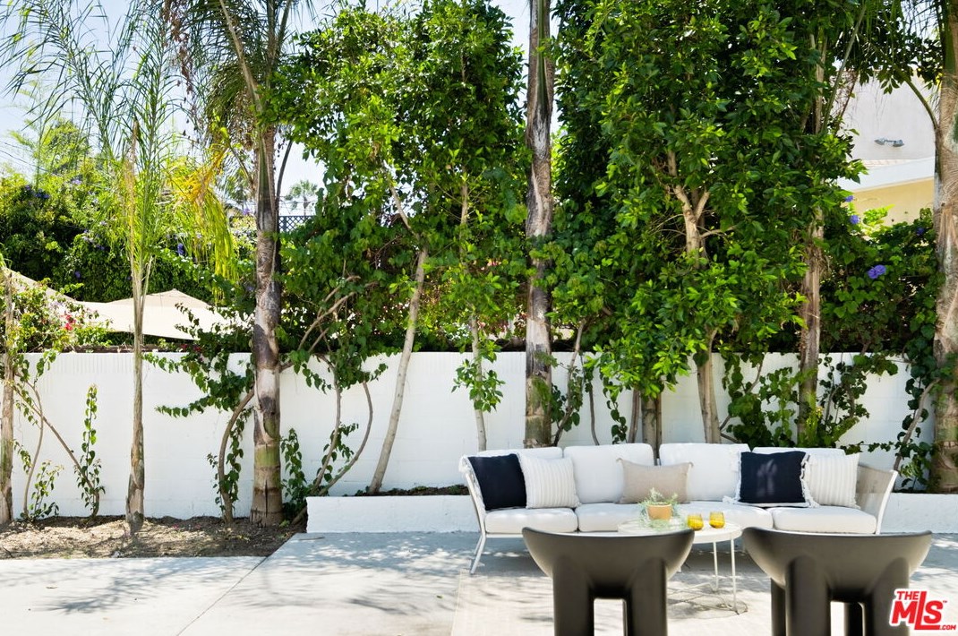 1106 Highland Ave, Los Angeles CA  90019-1750 exterior