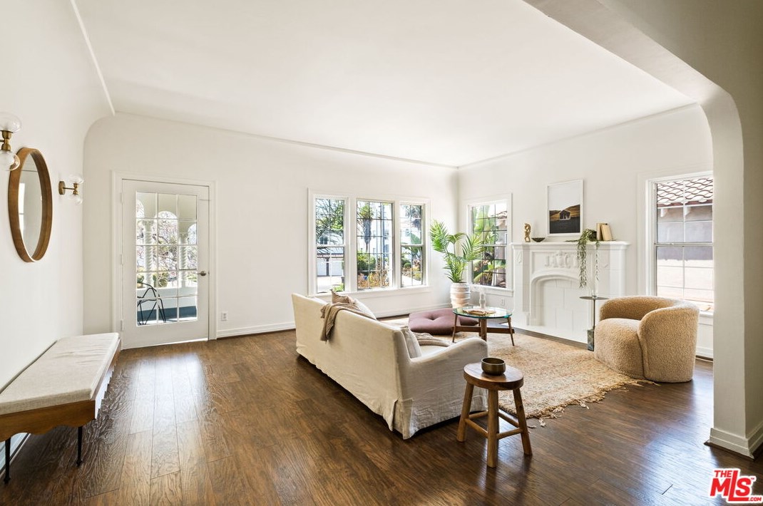 1106 Highland Ave, Los Angeles CA  90019-1750 exterior